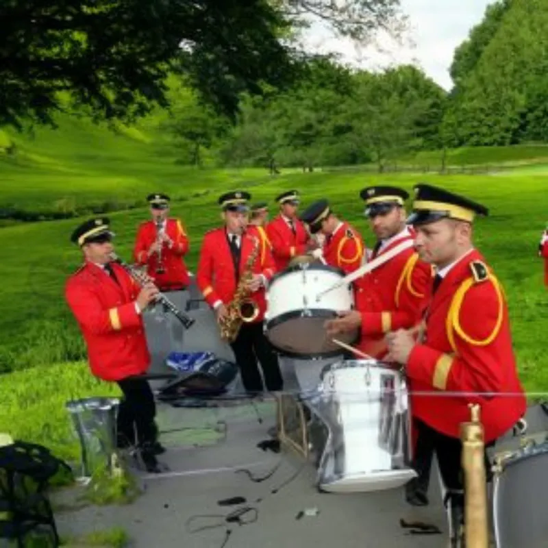 Klasik Kırmızı Üniformalı Bando Takımı